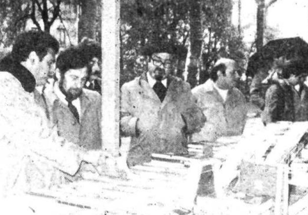 En el centro de la foto, con boina, el escritor y redactor de El Norte de Castilla, Emilio Salcedo visitando una caseta de la Feria.