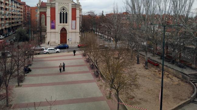 Imagen antes - El antes y el después de la plaza de Rafael Cano, inaugurada el 30 de abril de 2019.