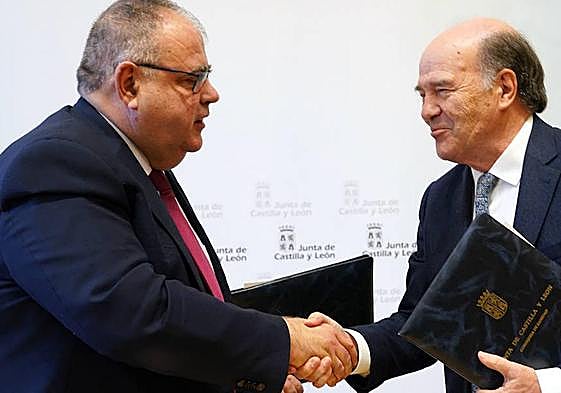 El consejero de Sanidad, Alejandro Vázquez, y el presidente autonómico de la Cesm, José Luis Días Vilalrig, el día de la firma.
