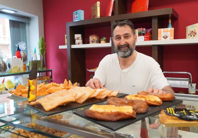 Rafael Mesonero, presidente de los confiteros vallisoletanos, con los dulces típicos de esta época