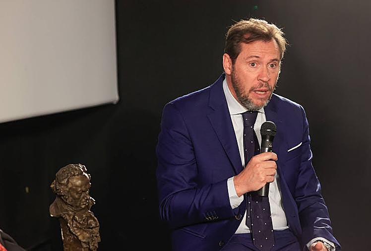 Imagen principal - Arriba, Óscar Puente el día de la confirmación de la Gala de los Goya 2024 en Valladolid. Debajo, tuits de Bermejo y Paramio esta semana contra el alcalde de Valladolid.