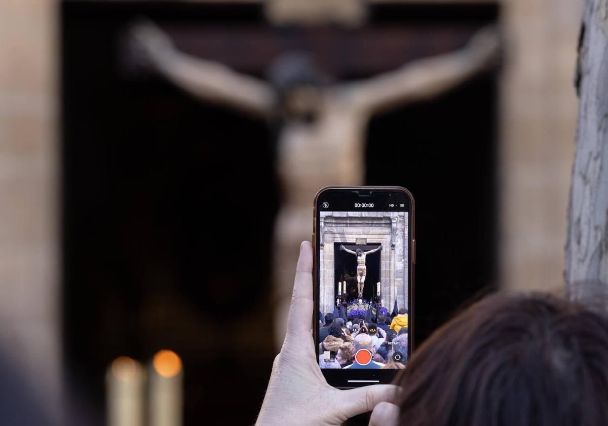 Una persona inmortaliza una de las procesiones esta Semana Santa.