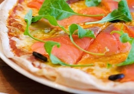 Pizza de salmón ahumado y rúcula