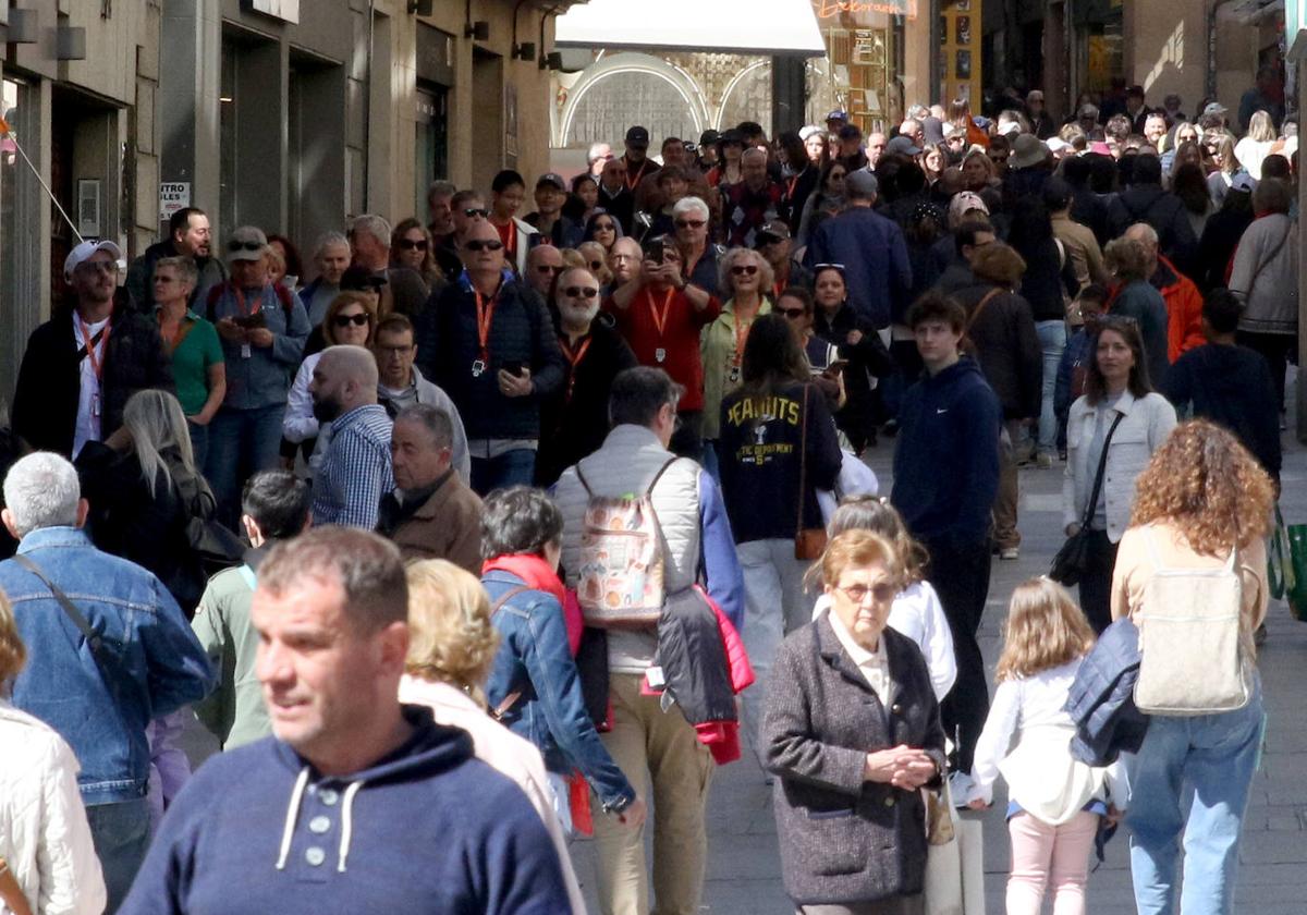 Decenas de turistas pasean este miércoles por el centro de la ciudad.