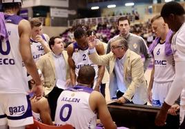 Paco García da indicaciones a sus jugadores durante el último partido del Real Valladolid Baloncesto ante el Oviedo.