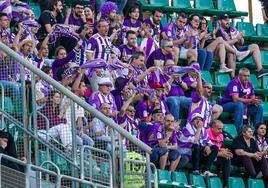 Aficionados del Pucela animan a su equipo.