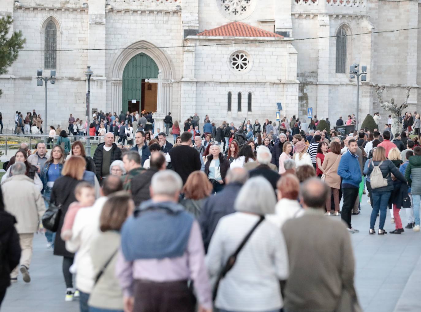 Calles llenas el Jueves Santo en Valladolid