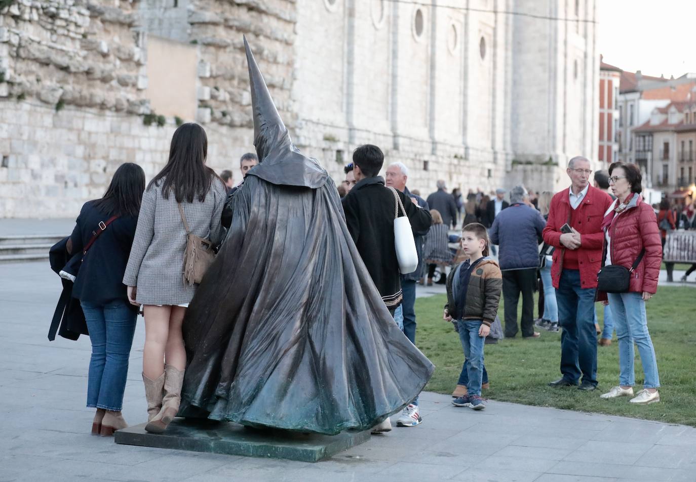 Calles llenas el Jueves Santo en Valladolid