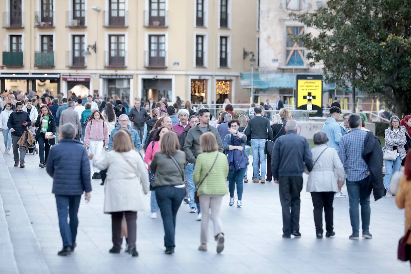 Calles llenas el Jueves Santo en Valladolid