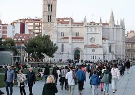 Calles llenas el Jueves Santo en Valladolid