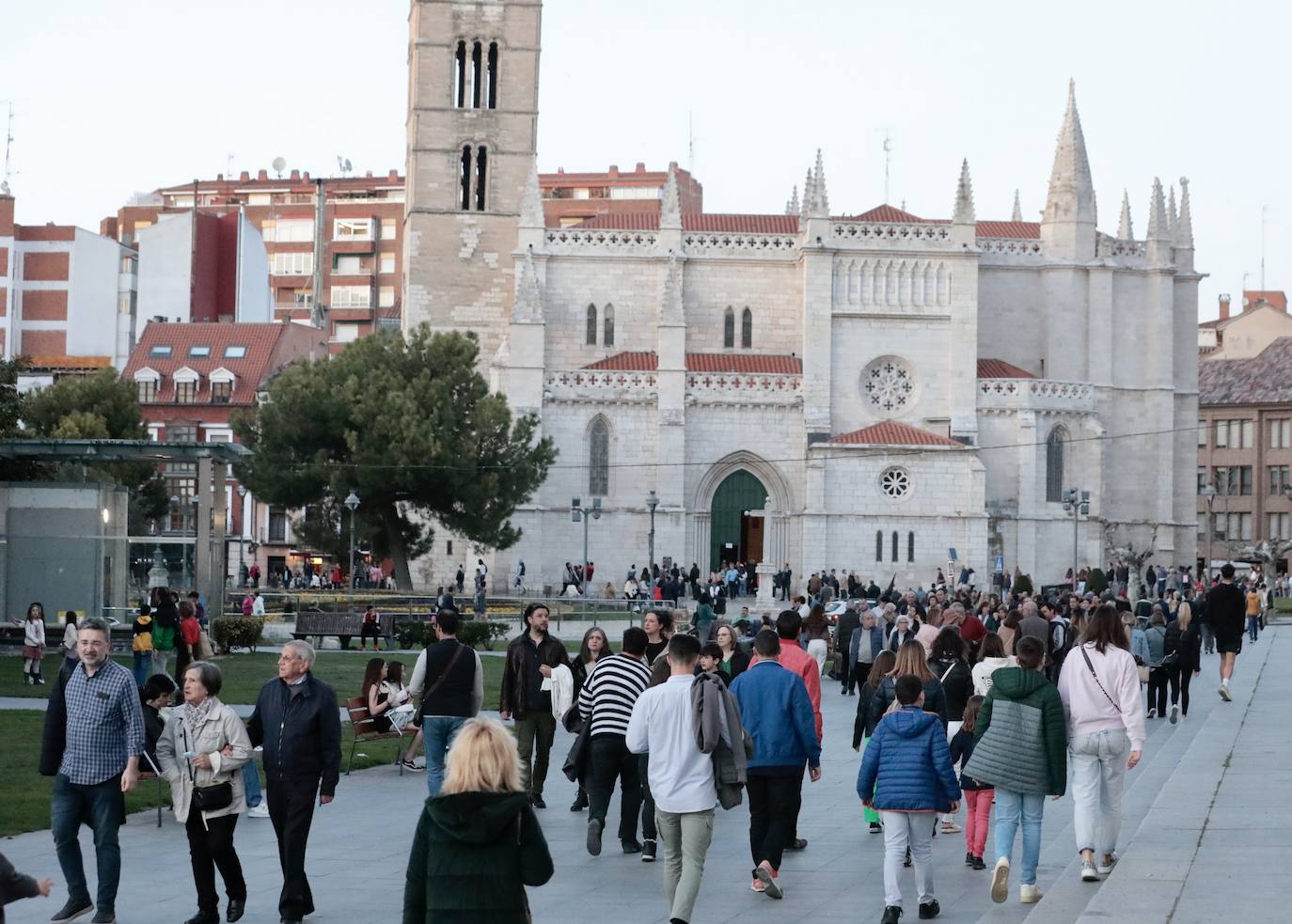 Calles llenas el Jueves Santo en Valladolid