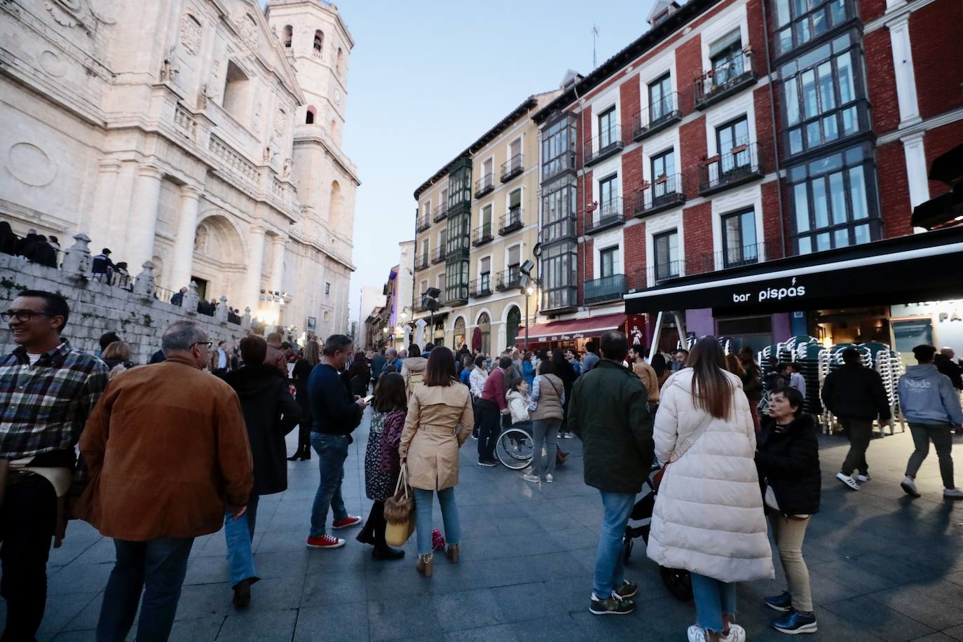 Calles llenas el Jueves Santo en Valladolid