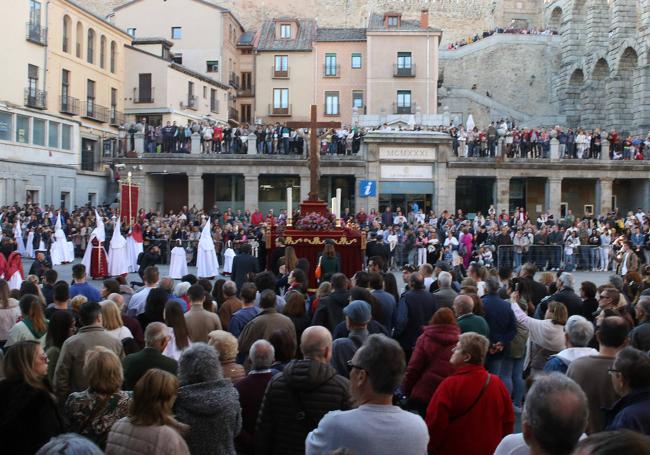 Cientos de personas en la plaza del Azoguejo.