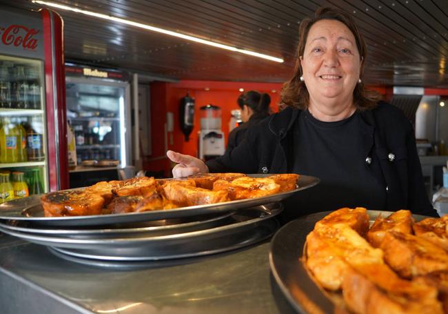 Ana Fernández y sus torrijas bañadas en miel de la zona