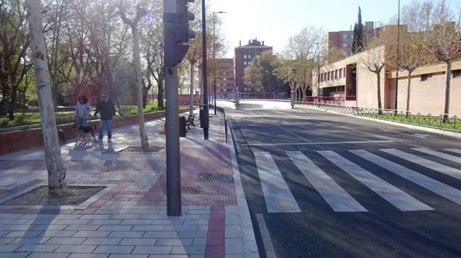 Imagen después - El antes y el después de la calle Nochevieja, en la que se encuentra la boca del túnel que desemboca en la calle Andrómeda.