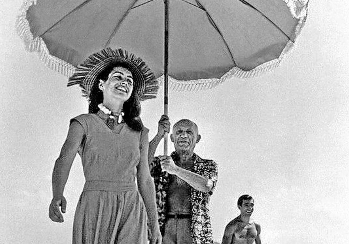 Picasso en la playa con Françoise Gilot.