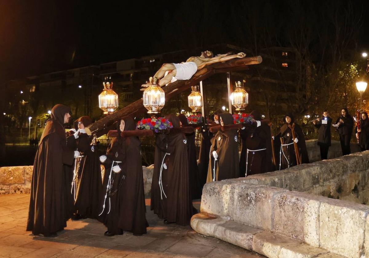 El Santo Cristo Señor de la Vida y de la Muerte, anoche al paso por Puentecillas.