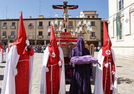 El reo porta los grilletes ante el Cristo de la Misericordia.