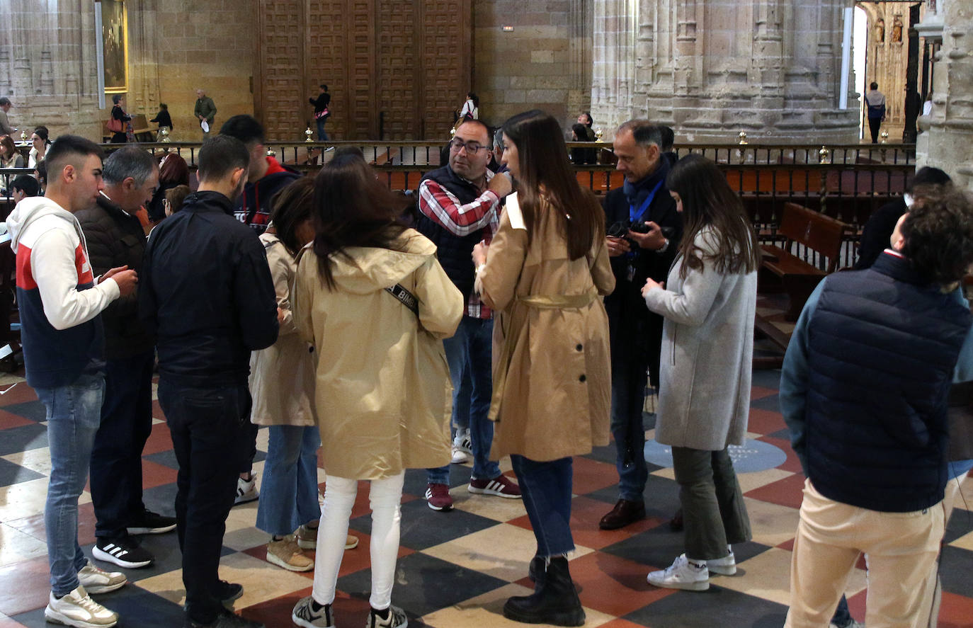 Segovia recibe la visita de turistas el Jueves Santo