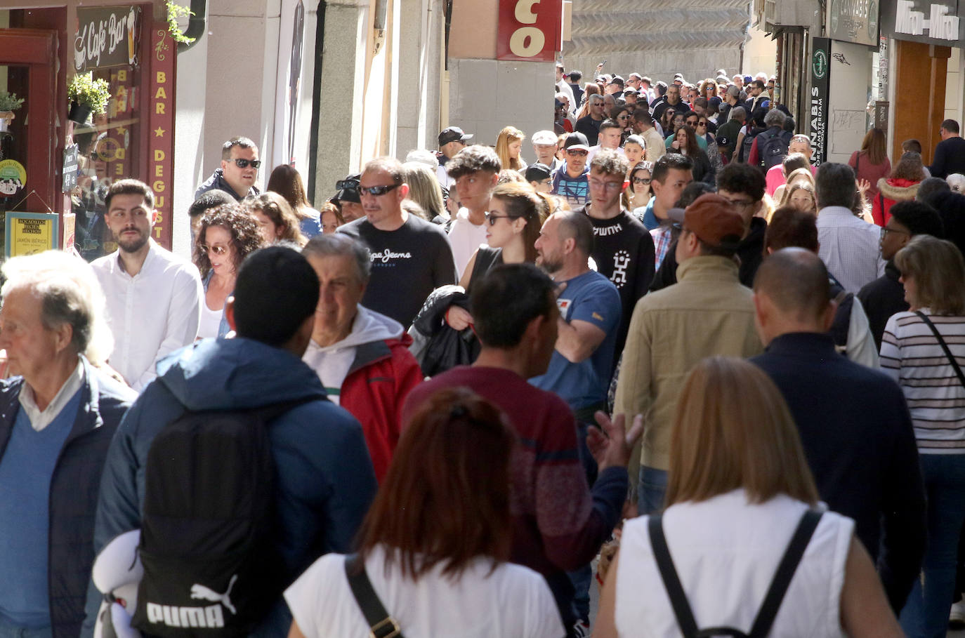 Segovia recibe la visita de turistas el Jueves Santo