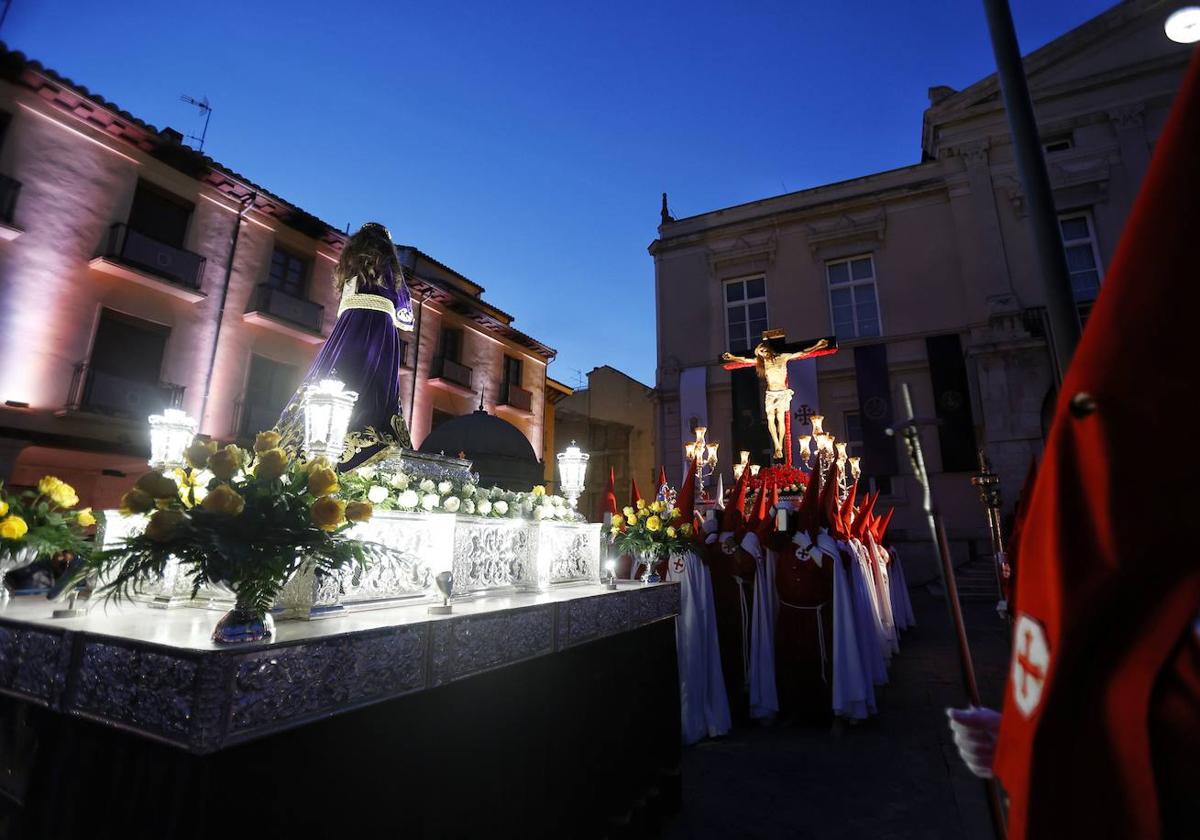 Encuentro de Medinaceli con el Cristo de la Misericordia, durante el Vía Crucis en la Plaza Mayor.