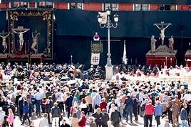 Luis Argüello, en el centro, durante el Sermón de las Siete Palabras.