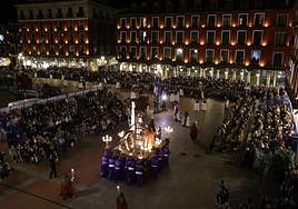La Plaza Mayor, repleta de público, contempla la Procesión General.