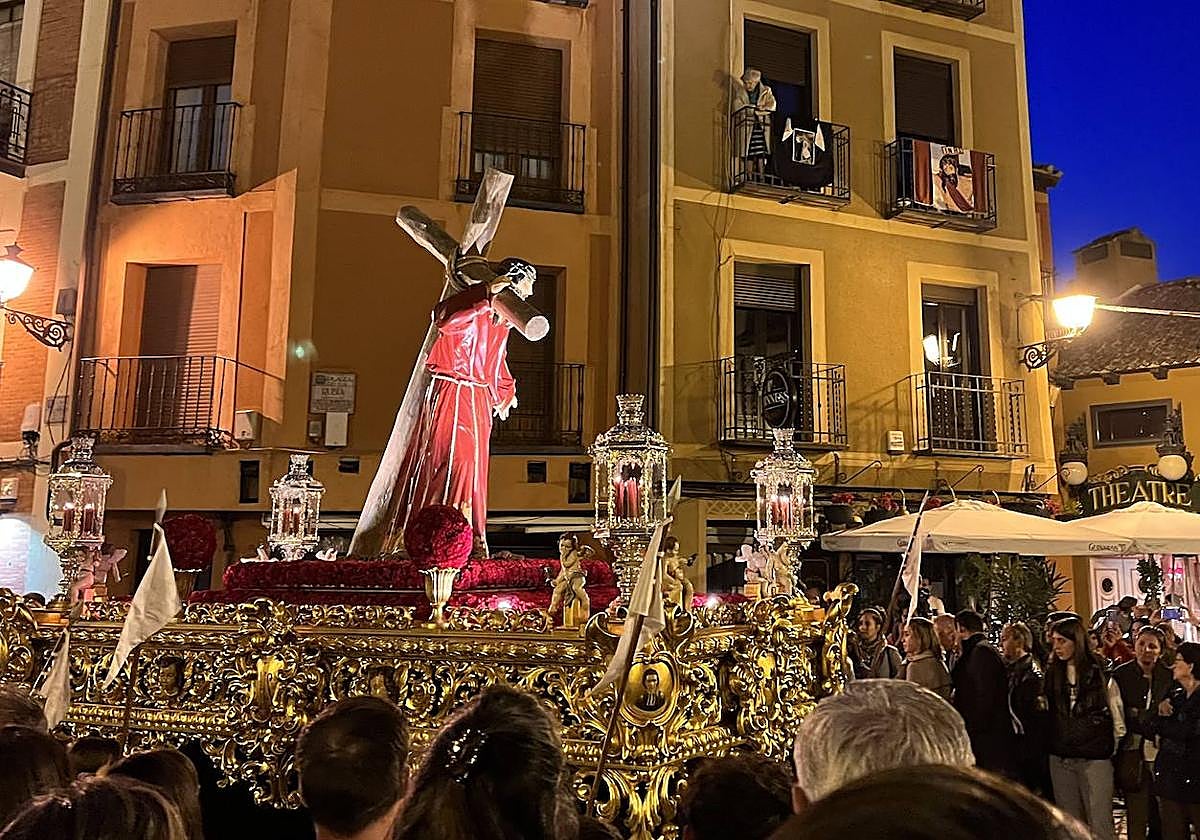 El Cristo con la Cruz a cuestas de los Maristas, a su paso por la plaza de la Rubia.