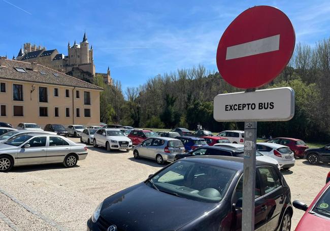 Coches mal aparcados en San Marcos.