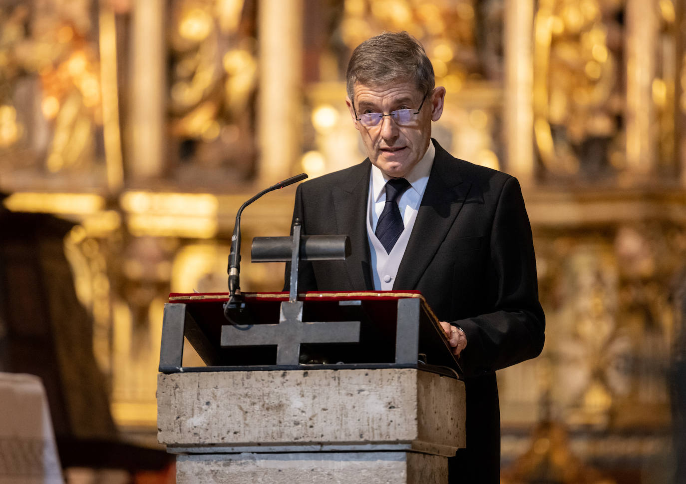 José María Eiros Bouza, durante la lectura de su ofrecimiento.