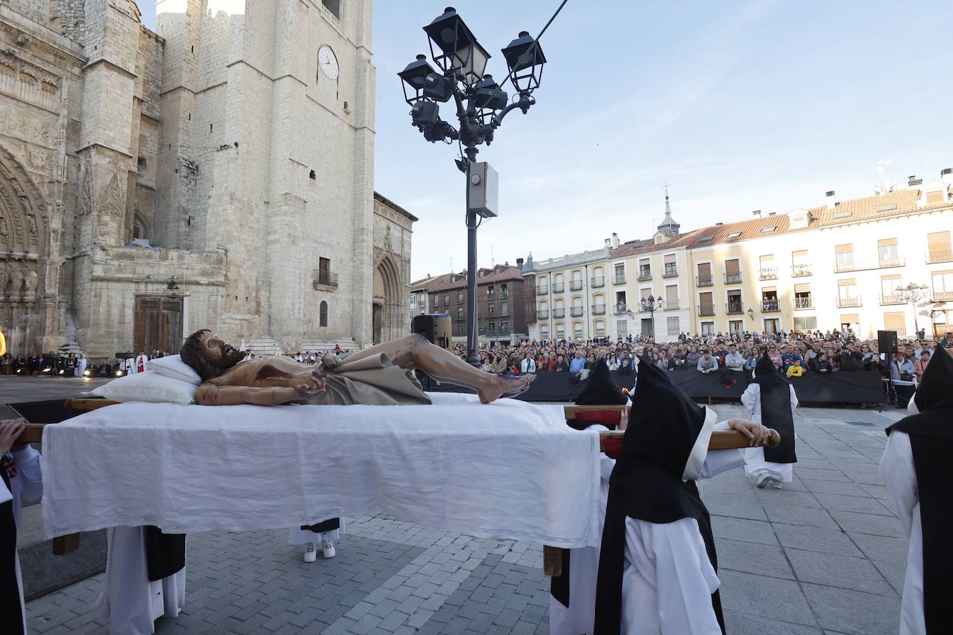 La vistosidad del Descendimiento y el Santo Entierro