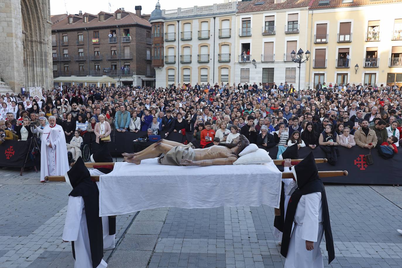 La vistosidad del Descendimiento y el Santo Entierro