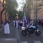 Una moto policial atravesada en una calle interrumpe una procesión