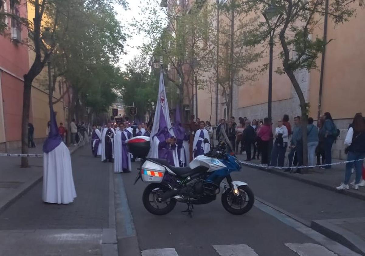 La motocicleta bloquea el acceso a la cofradía.