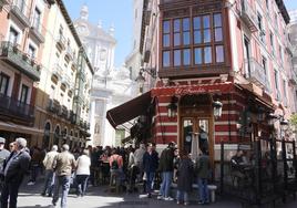 Ambiente de terrazas en la calle Cascajares de Valladolid el Domingo de Ramos por el buen tiempo.