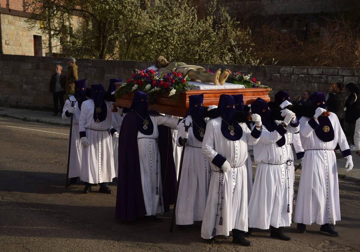 La procesión avanza por las calles de Guardo.