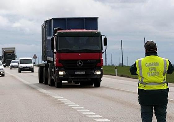 Cortada la A-52 en sentido Benavente tras incendiarse un camión de madera