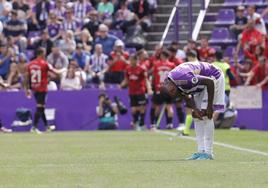 Larin, cabizbajo, se lamenta en la celebración de uno de los goles del Mallorca.