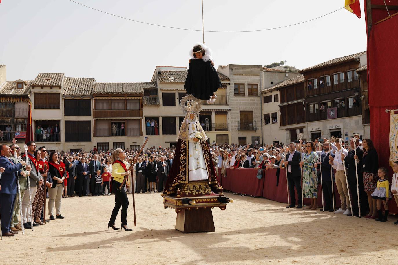 Peñafiel celebra un año más la tradicional Bajada del Ángel