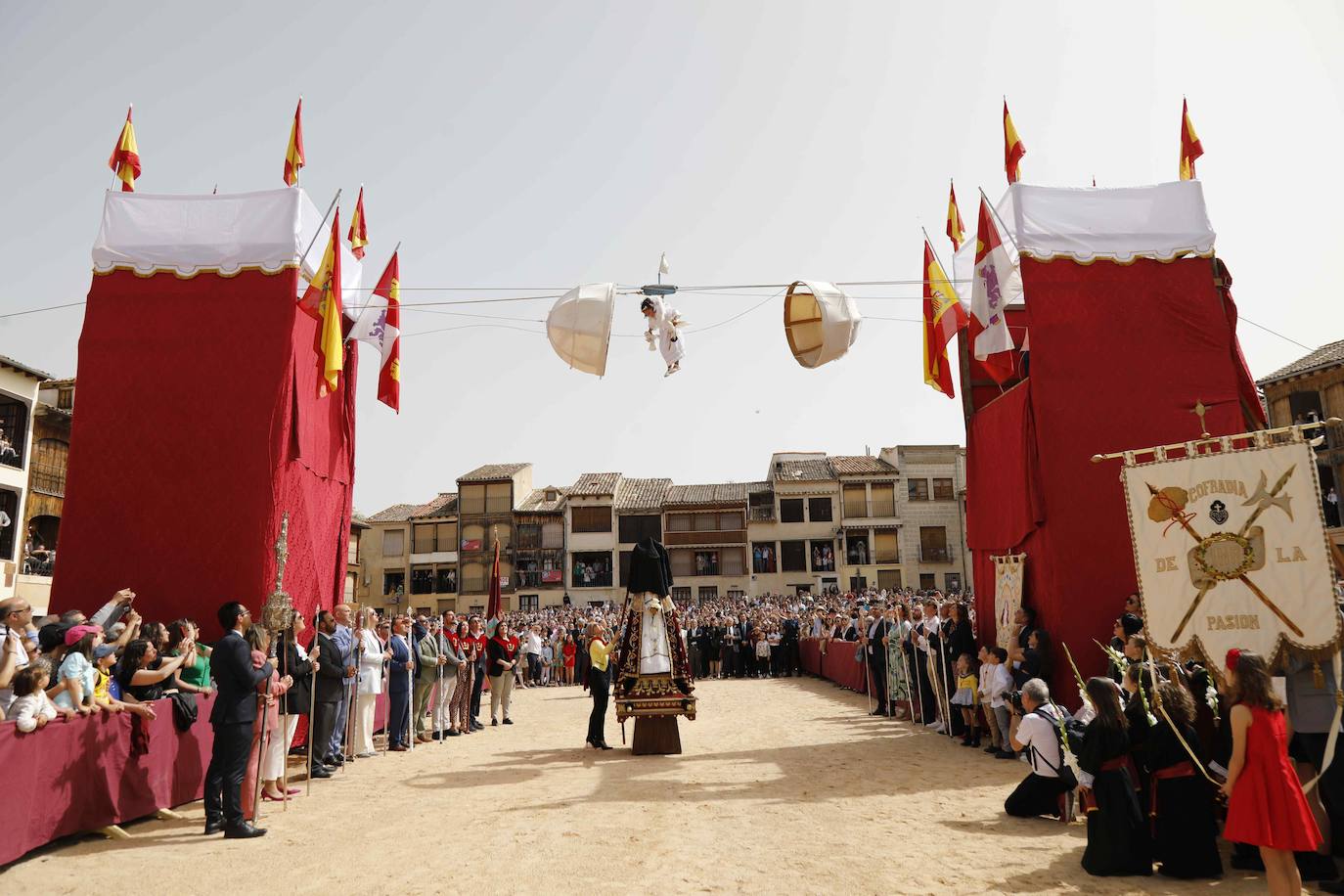 Peñafiel celebra un año más la tradicional Bajada del Ángel