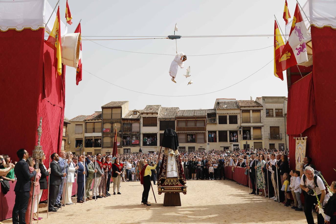 Peñafiel celebra un año más la tradicional Bajada del Ángel