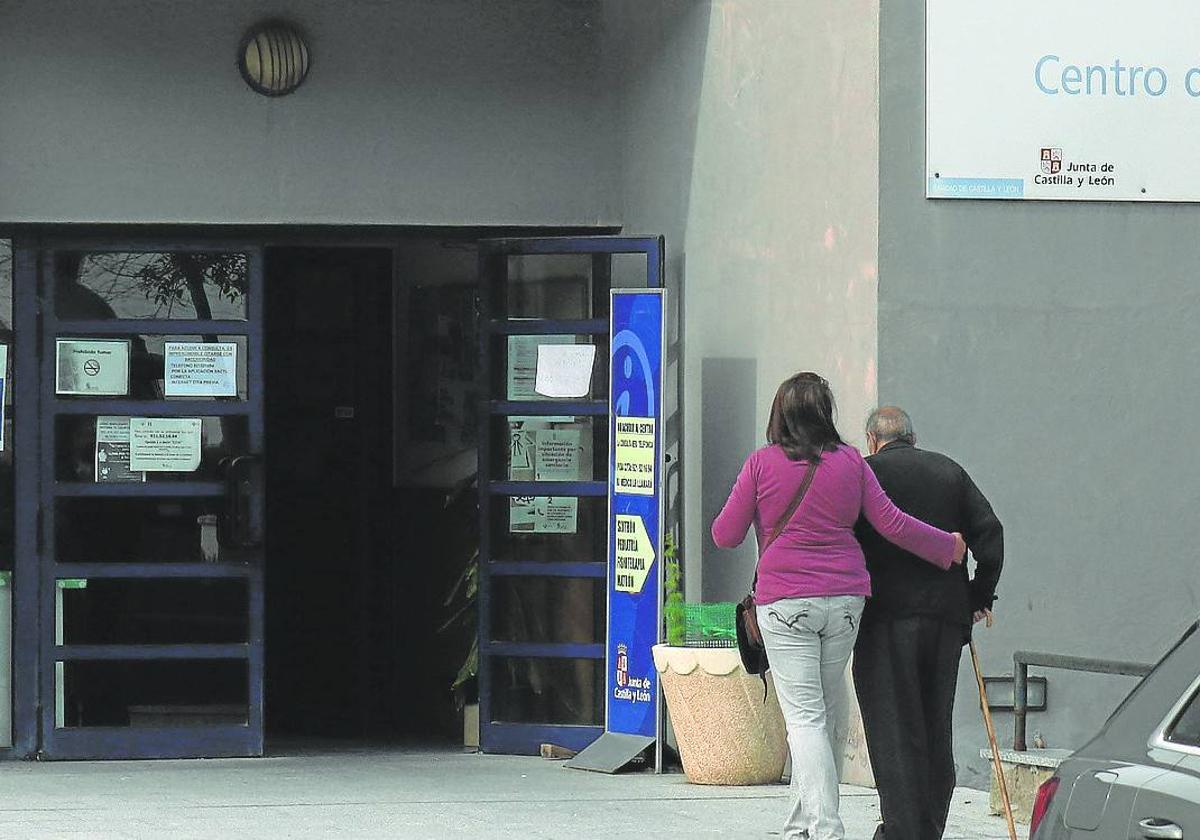 Usuarias entran al centro de Cantalejo, donde se ha concentrado el equipo de urgencias.