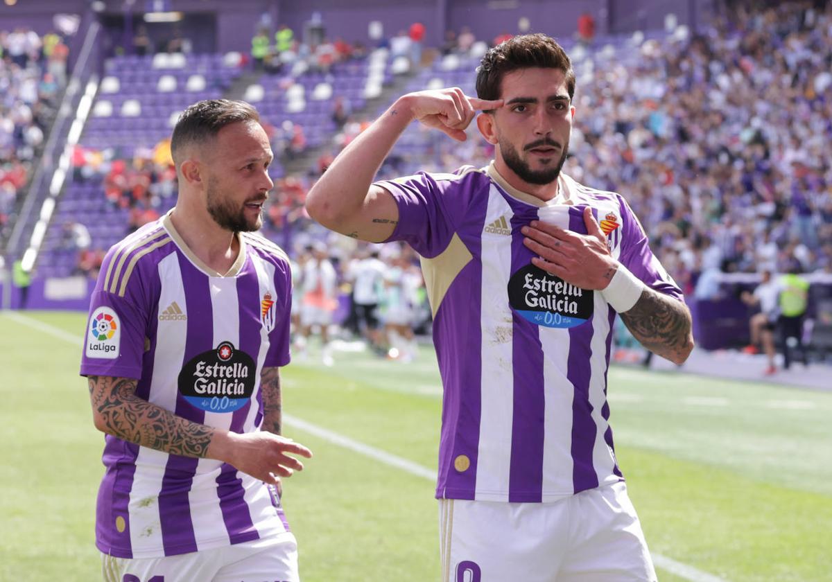 Monchu celebra con Iván Sánchez el gol que significaba el 3-2.