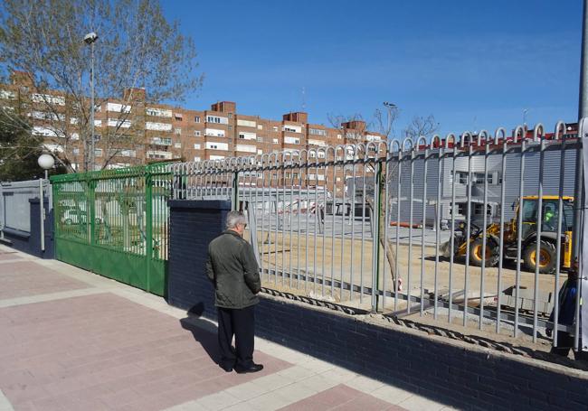 Obras de remodelación y cierre del vallado de la Comisaría.