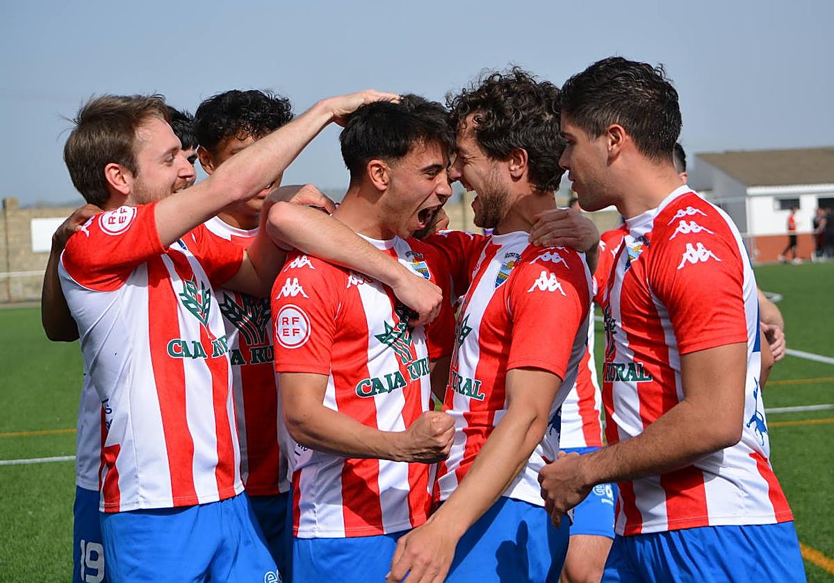 Los jugadores del Tordesillas celebran uno de sus goles.