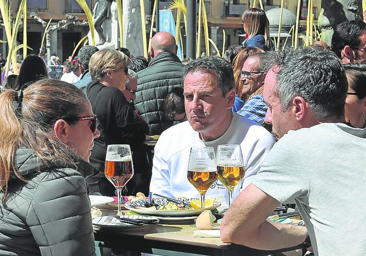 Clientes en una terraza de la Plaza Mayor esta Semana Santa.