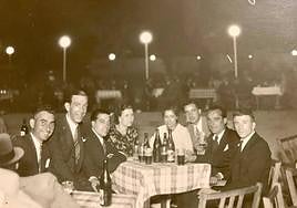 Vicente García Rodilla, primero por la derecha, en la Pérgola del Campo Grande, de la que fue responsable en paralelo al bar Jauja de la calle Santiago.