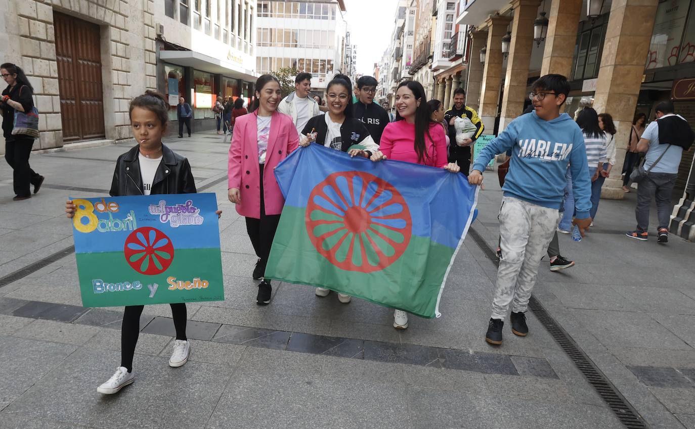 El Día Internacional del Pueblo Gitano se conmemora con pétalos en el Carrión