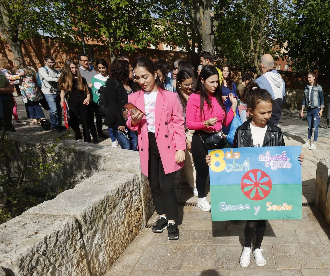 El Día Internacional del Pueblo Gitano se conmemora con pétalos en el Carrión