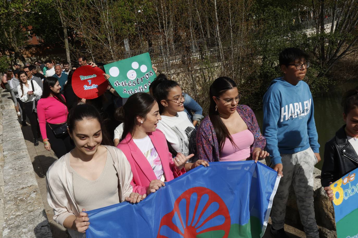 El Día Internacional del Pueblo Gitano se conmemora con pétalos en el Carrión